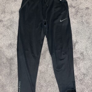 Quần nike đen